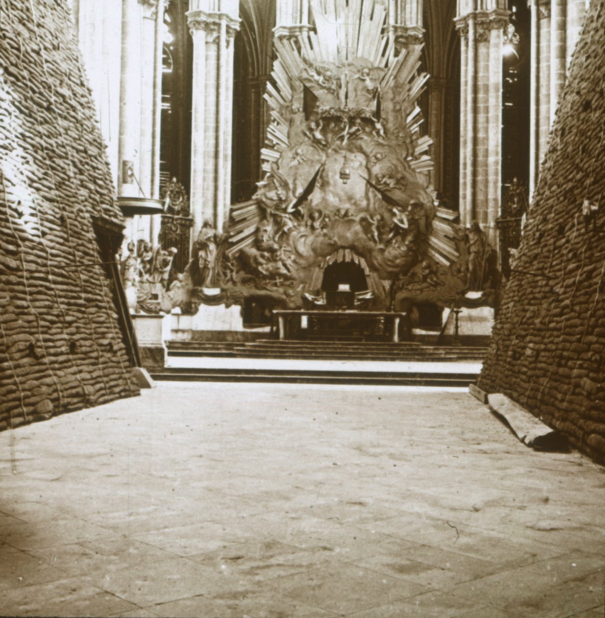 Interno della cattedrale, Amiens, Francia settentrionale, c1914-c1918 da Unbekannt