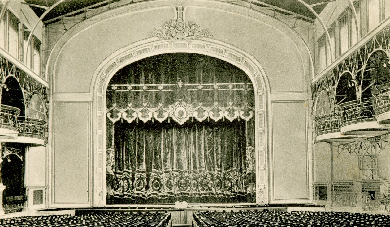 Vista interna del teatro nella Casa del Popolo Nicola II, San Pietroburgo, Russia, anni 1900 da Unbekannt