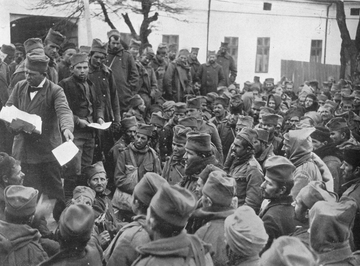 Rilascio di permessi per alcuni giorni di licenza a casa ai soldati serbi feriti a Nish, 1915 da Unbekannt