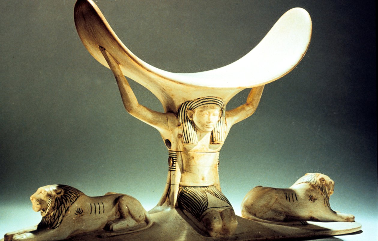 Poggiatesta in avorio sostenuto da una figura, Antico Egizio, XVIII Dinastia da Unbekannt