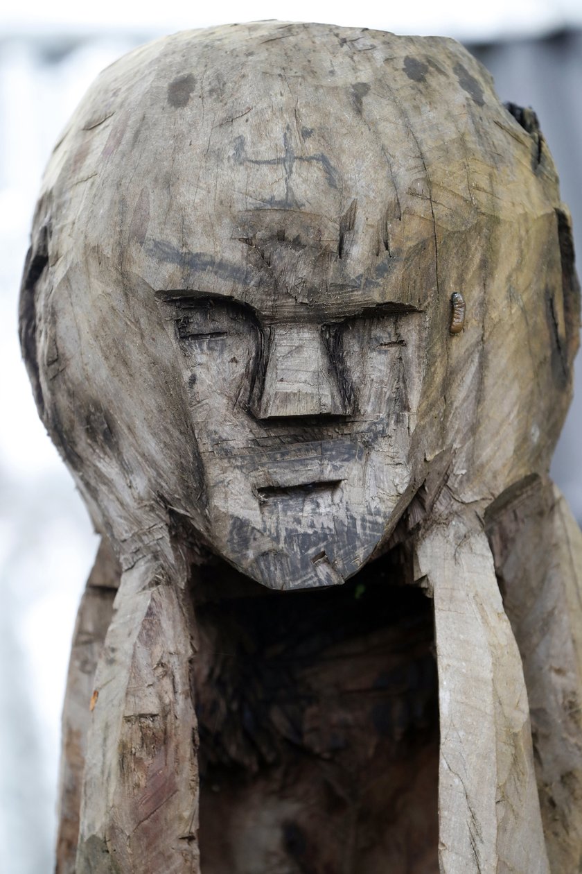 Gruppo etnico Jarai (Gia Rai). Spirito guardiano di una tomba Jarai. Statua di legno. Kon Tum. Vietnam da Unbekannt