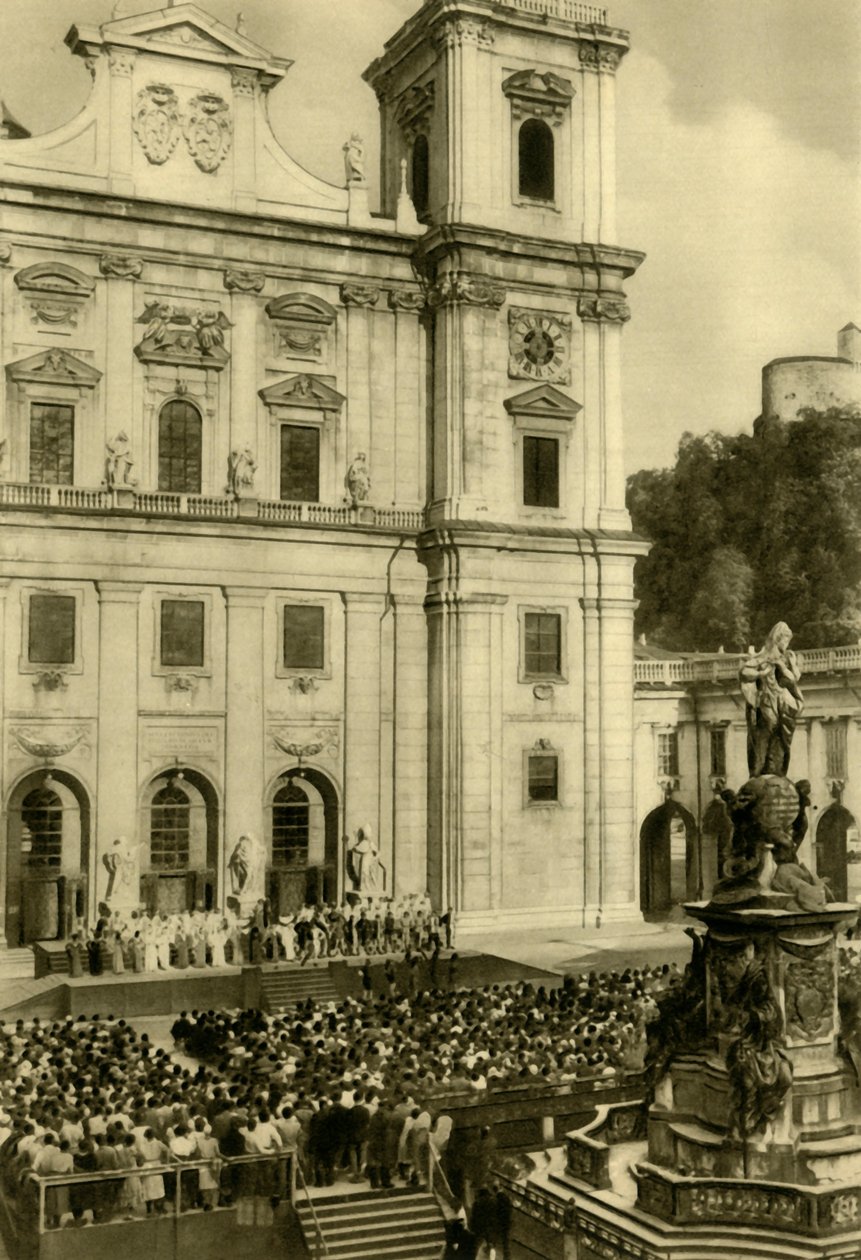 Jedermann eseguito davanti alla Cattedrale di Salisburgo, Salisburgo, Austria, c1935 da Unbekannt