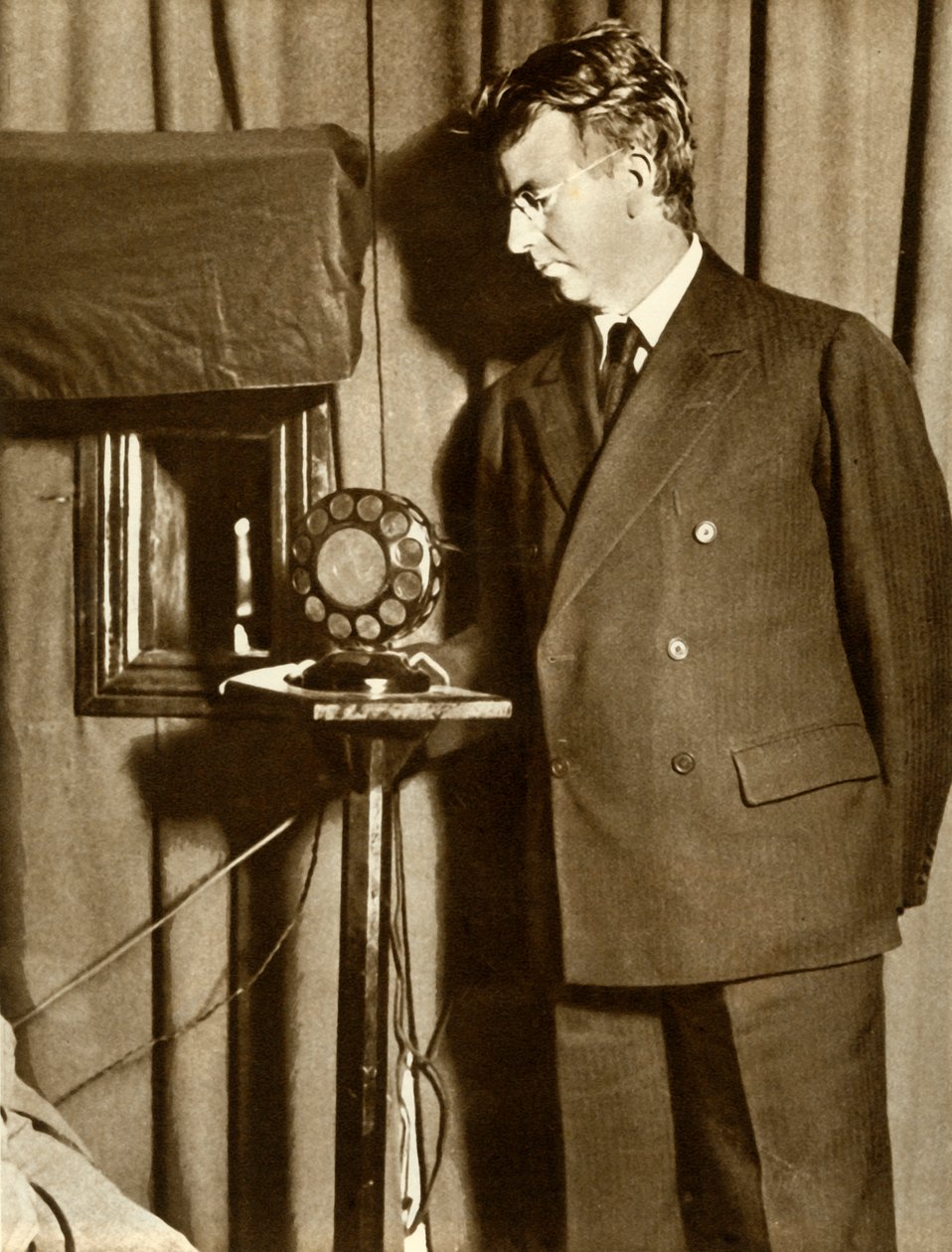 John Logie Baird che guarda la prima rappresentazione televisiva, 14 luglio 1930 da Unbekannt