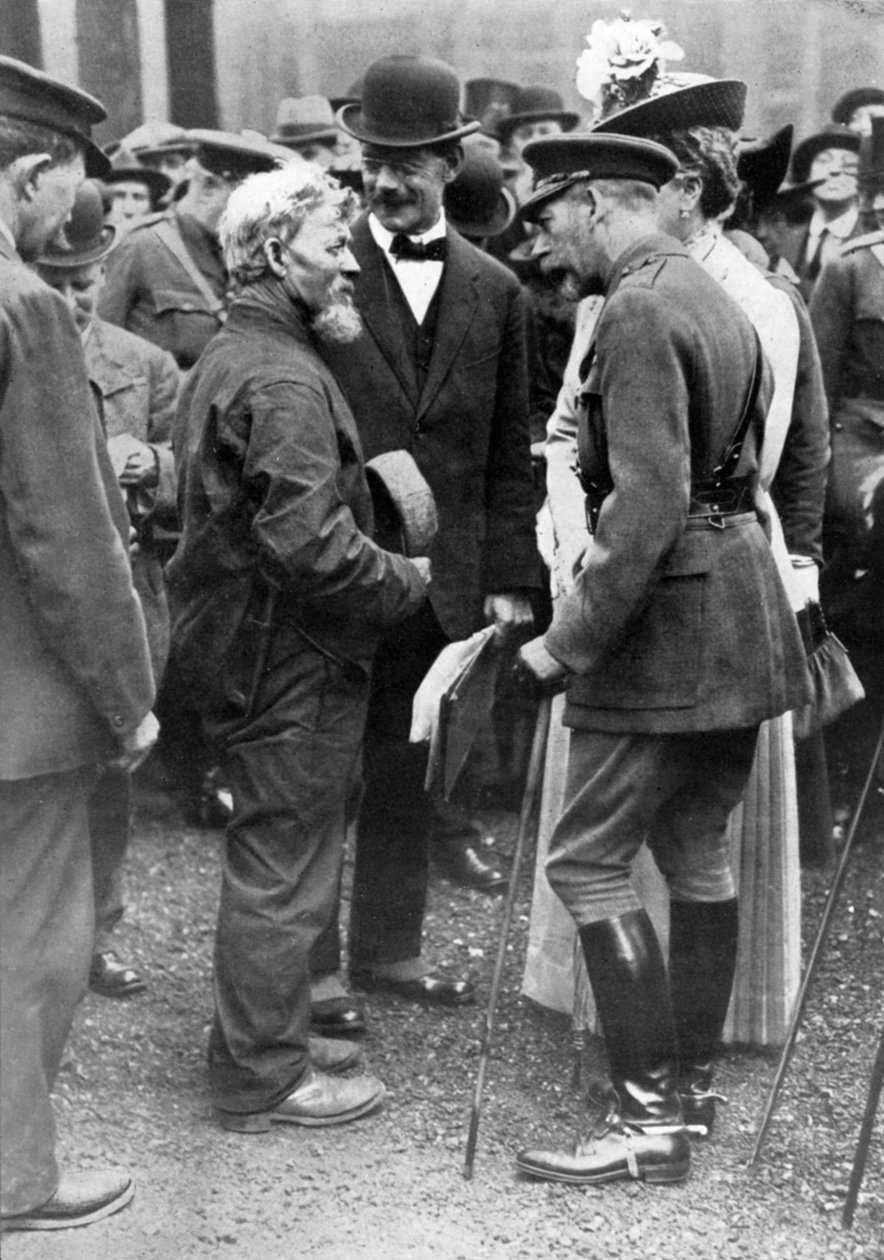 Re Giorgio V e la regina Maria con un costruttore navale, Birkenhead, Prima Guerra Mondiale, 1914-1918, c1920 da Unbekannt
