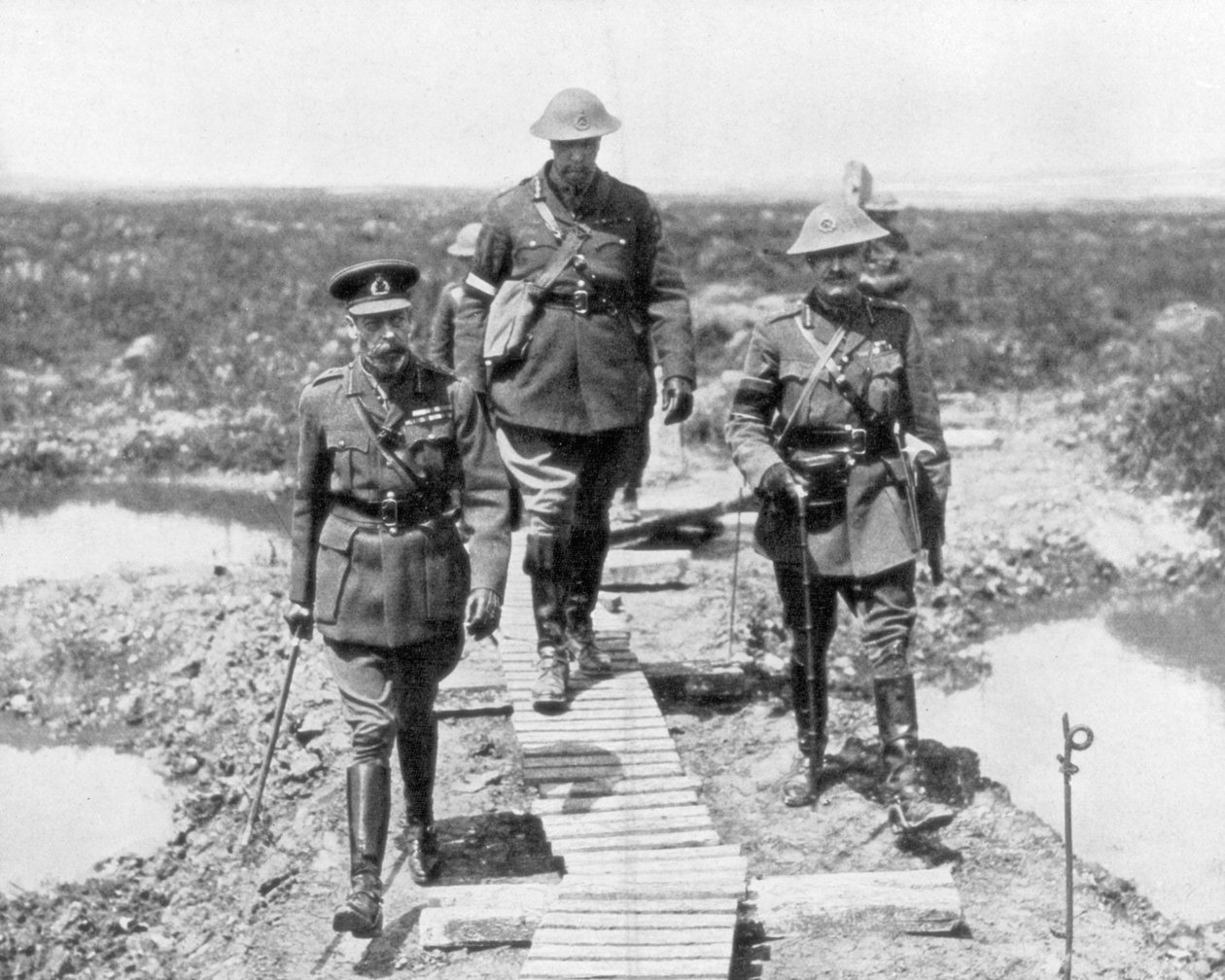 Re Giorgio V e il generale canadese Currie osservano il terreno conquistato a Vimy e Messines, 1917 da Unbekannt