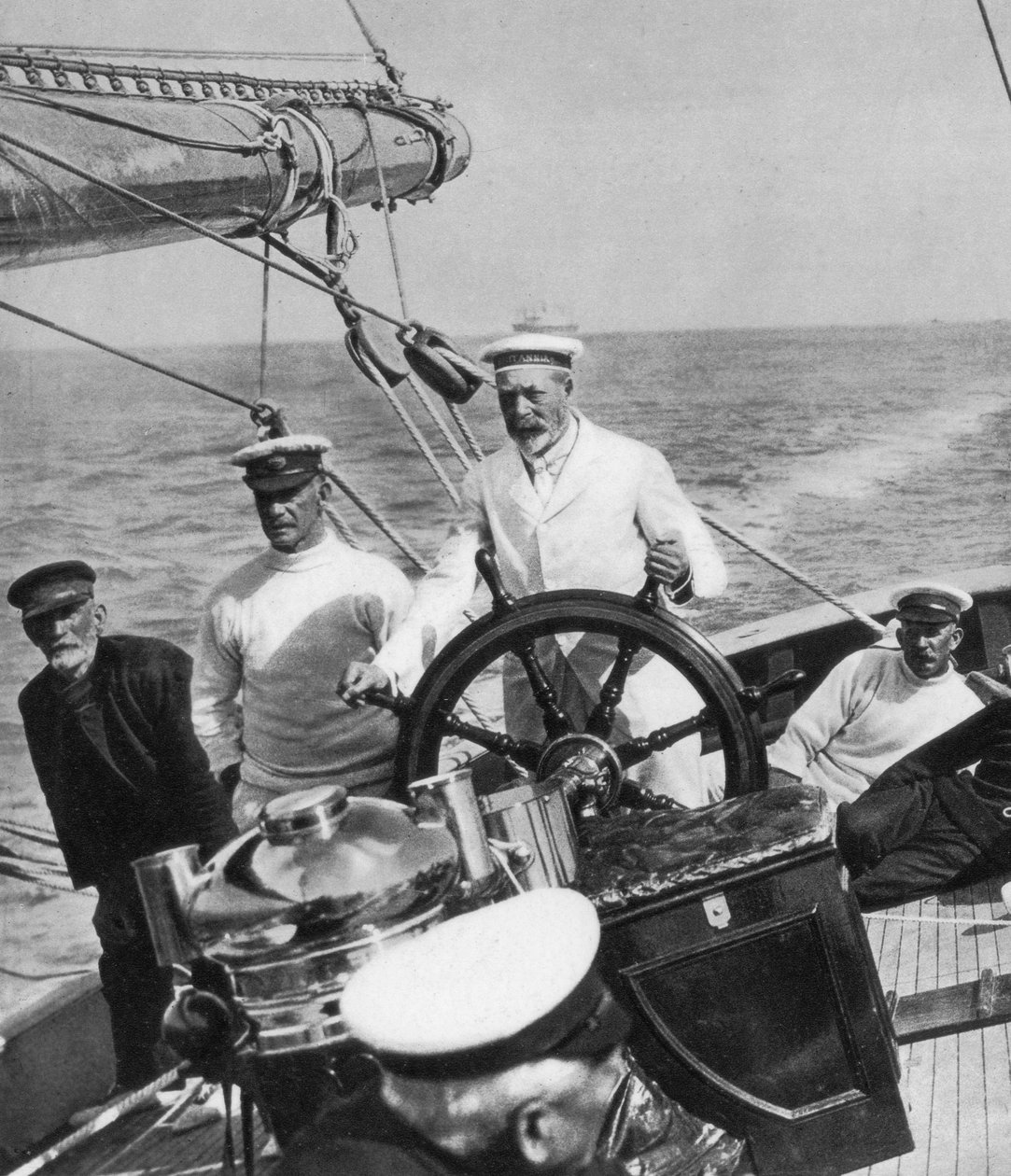 Re Giorgio V al timone del suo yacht Britannia, c. 1930s da Unbekannt