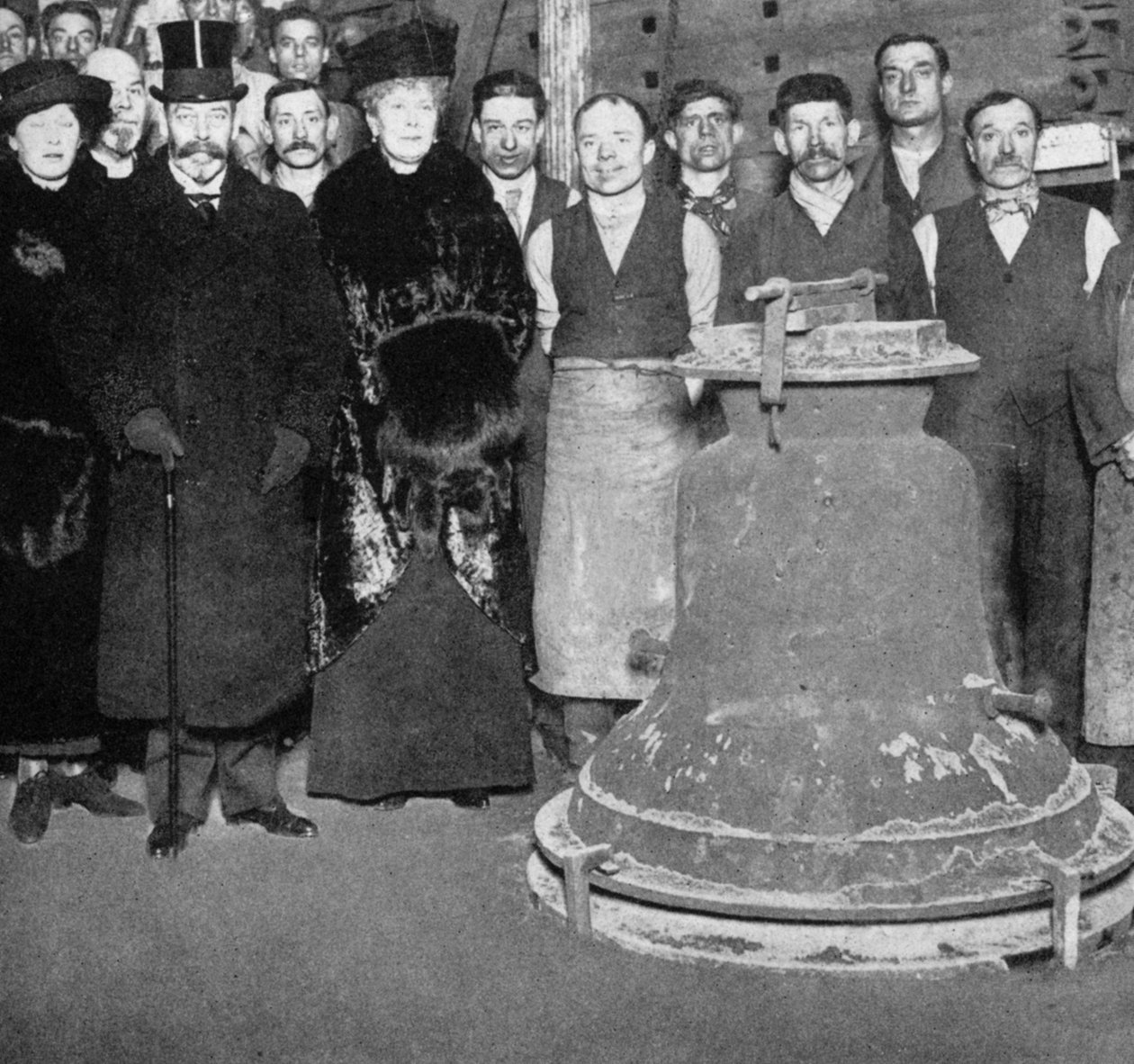 Re Giorgio con la campana della Vittoria per l