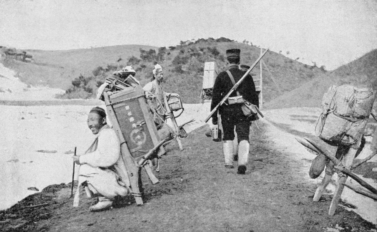 Coolies coreani che fungono da portatori per i soldati giapponesi, Guerra russo-giapponese, 1904-5 da Unbekannt