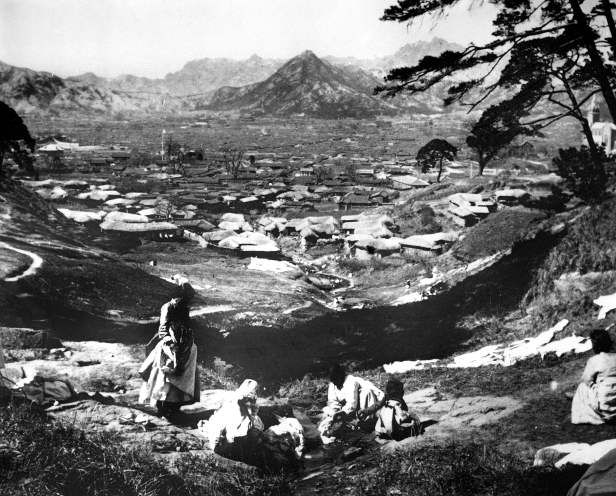 Donne coreane su una collina, Seul, Corea, 1900 da Unbekannt