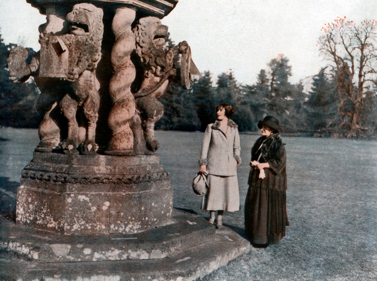 Lady Elizabeth Bowes-Lyon e la contessa di Strathmore, castello di Glamis, Scozia, 1923 da Unbekannt
