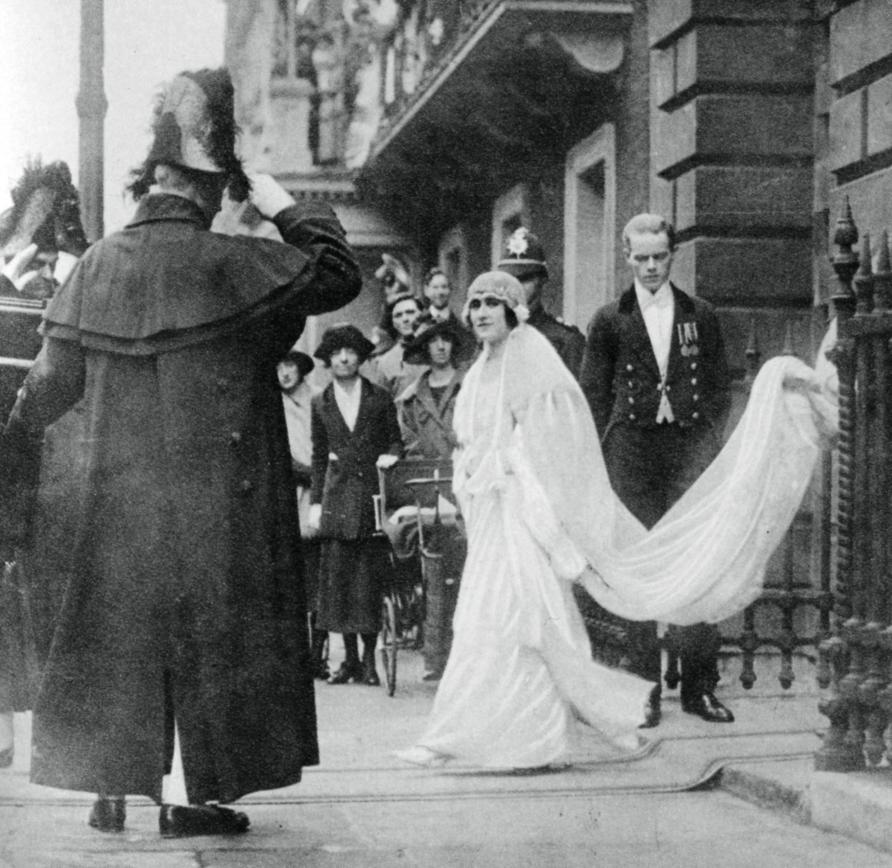 Lady Elizabeth Bowes-Lyon in cammino per sposarsi all