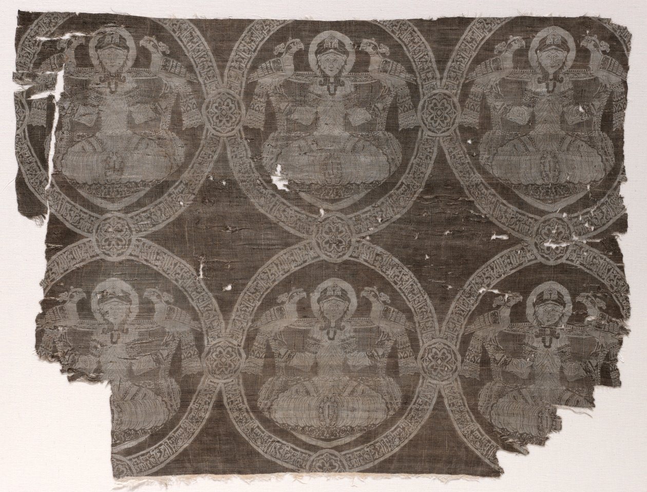 Frammento di lampasso con principe seduto che tiene falchi in medaglioni cufici, 1654-1955 da Unbekannt