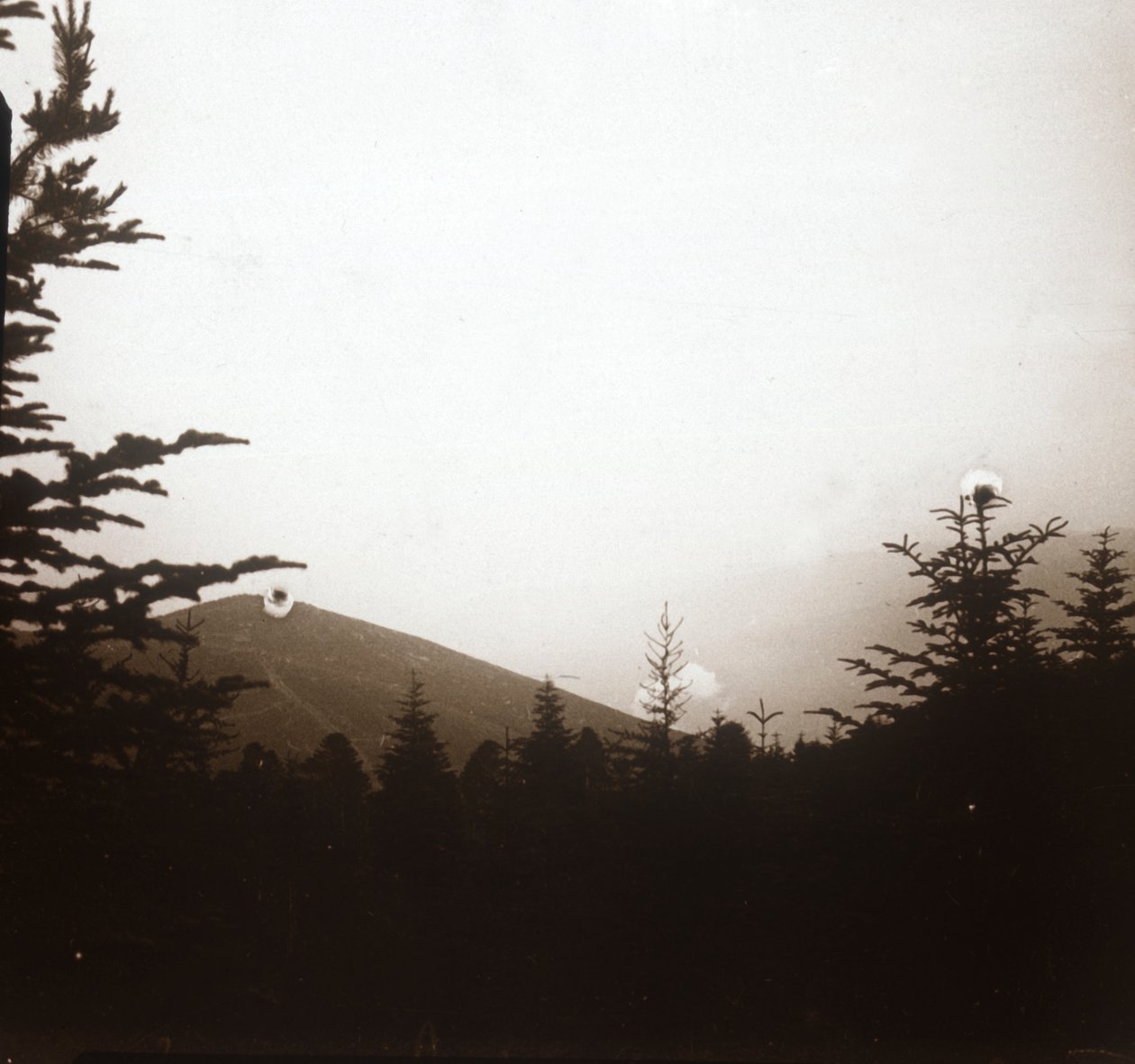 Paesaggio, fumo in lontananza, Alsazia, c1914-c1918 da Unbekannt