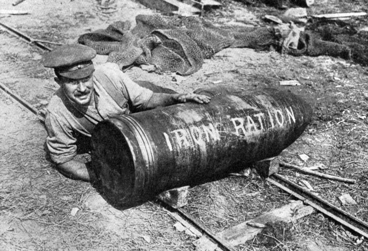 Grande conchiglia in viaggio verso il fronte, Prima Guerra Mondiale, 1914-1916, c1920 da Unbekannt
