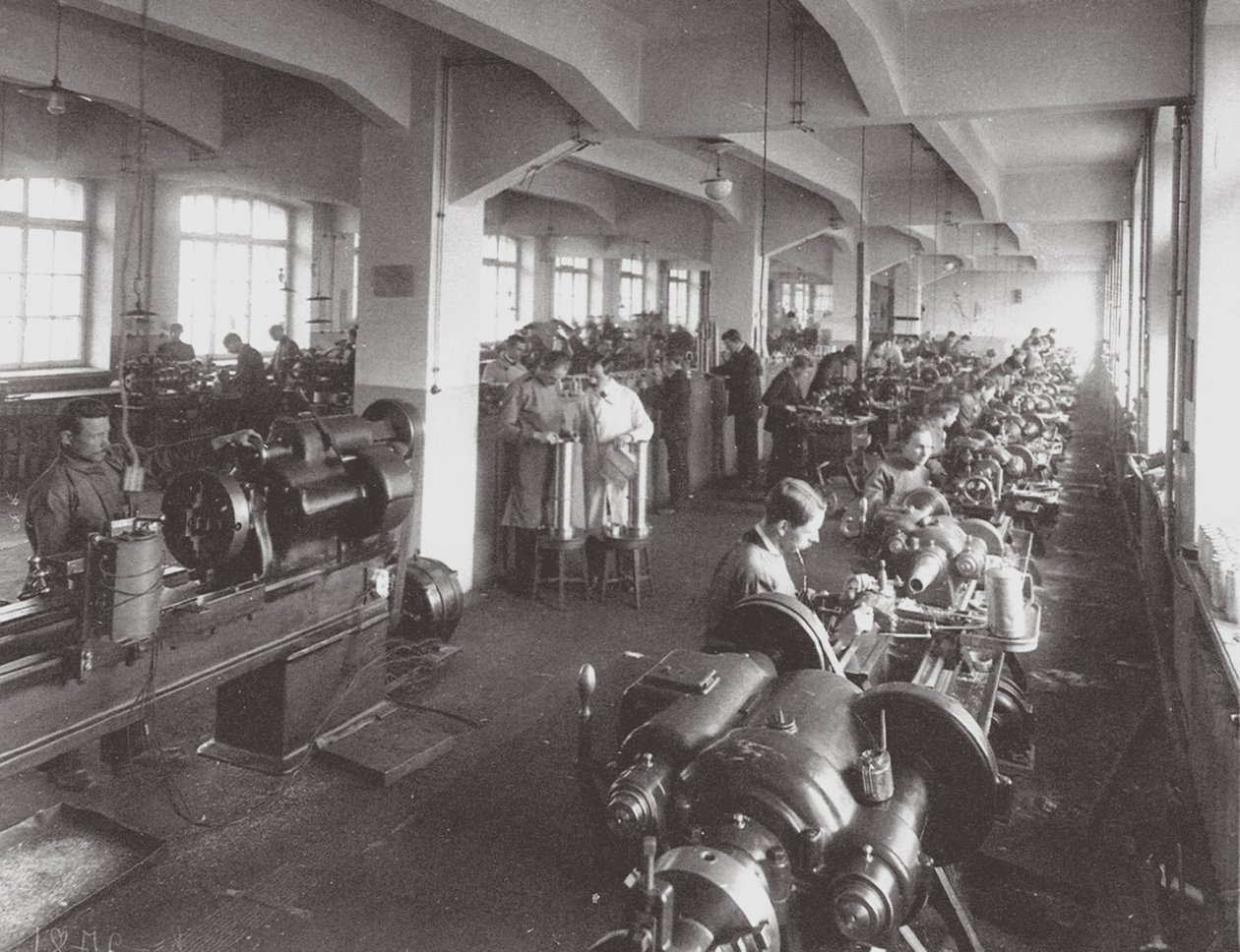 Lavorazione delle lenti presso la fabbrica dell