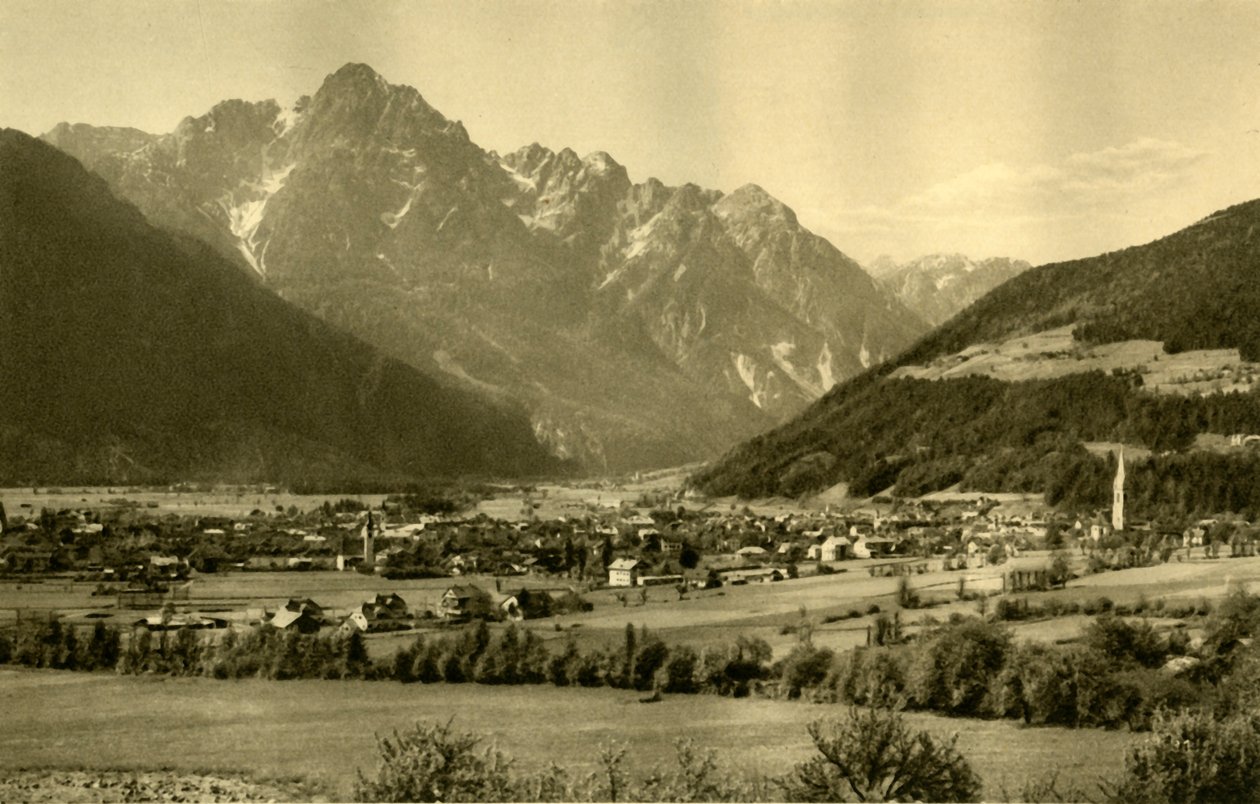 Lienz e lo Spitzkofel, Tirolo, Austria, c1935 da Unbekannt