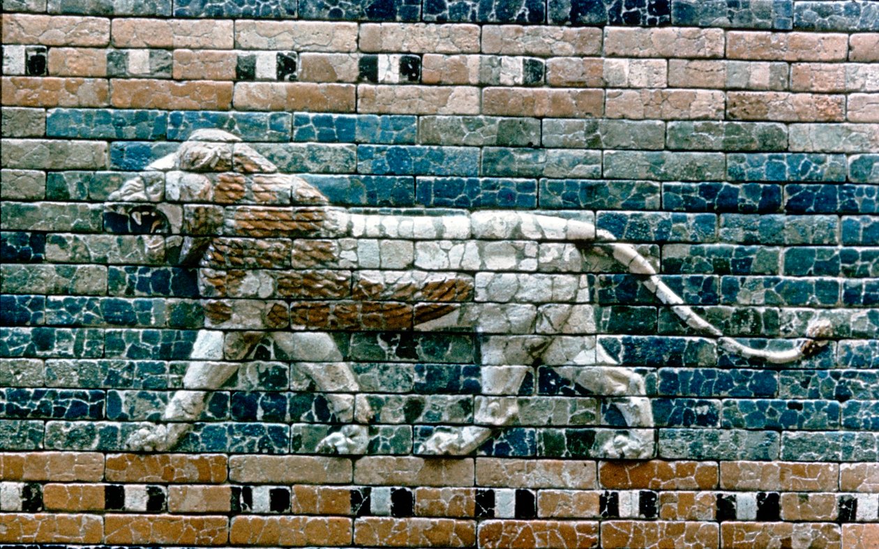 Leone passante dal muro della via sacra alla Porta di Ishtar, Babilonia Iraq da Unbekannt