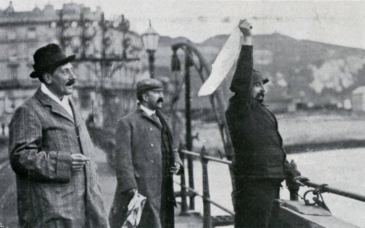 Louis Blériot sul molo di Dover dopo il suo volo attraverso il Canale della Manica, 25 luglio 1909 da Unbekannt