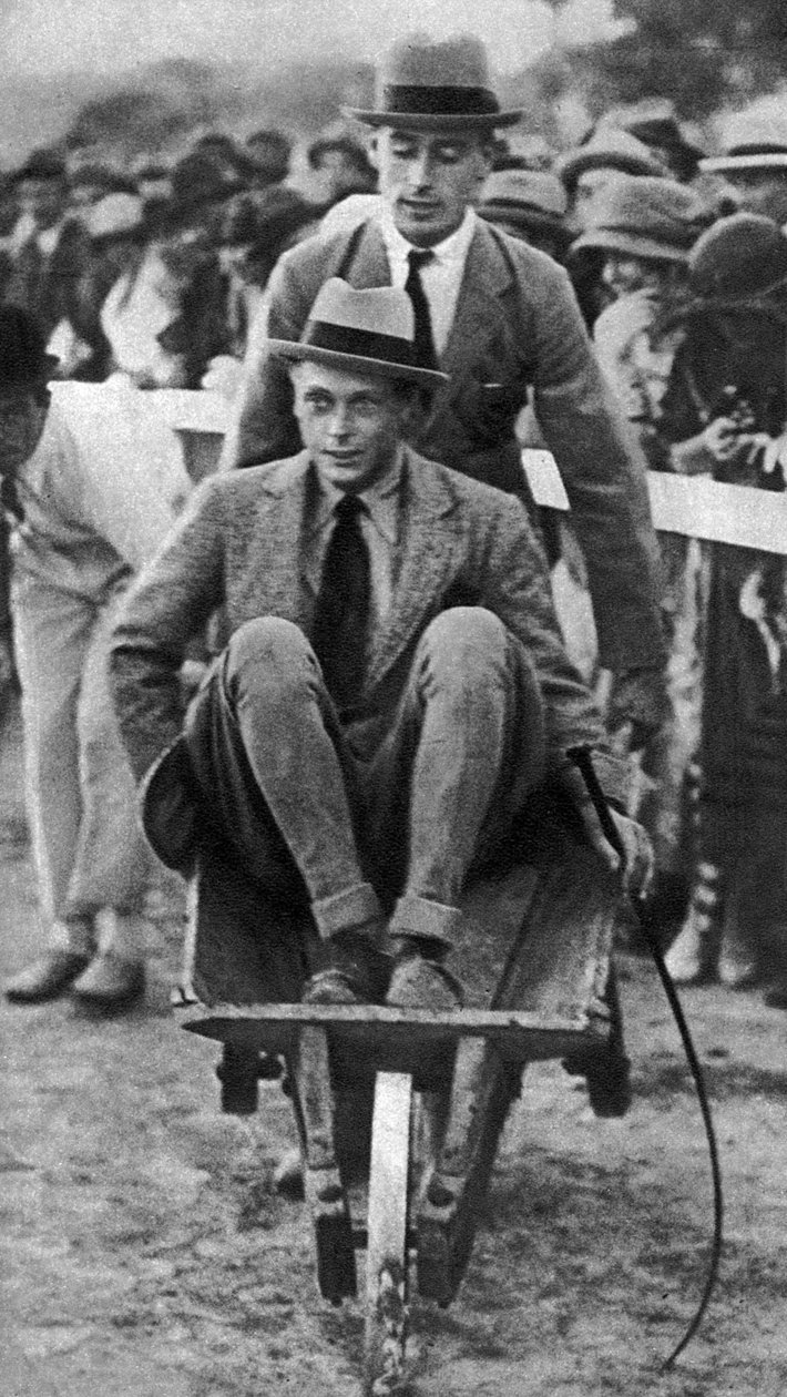 Louis Mountbatten spinge suo cugino, il Principe di Galles, a una gimkana a Malta, 1936 da Unbekannt