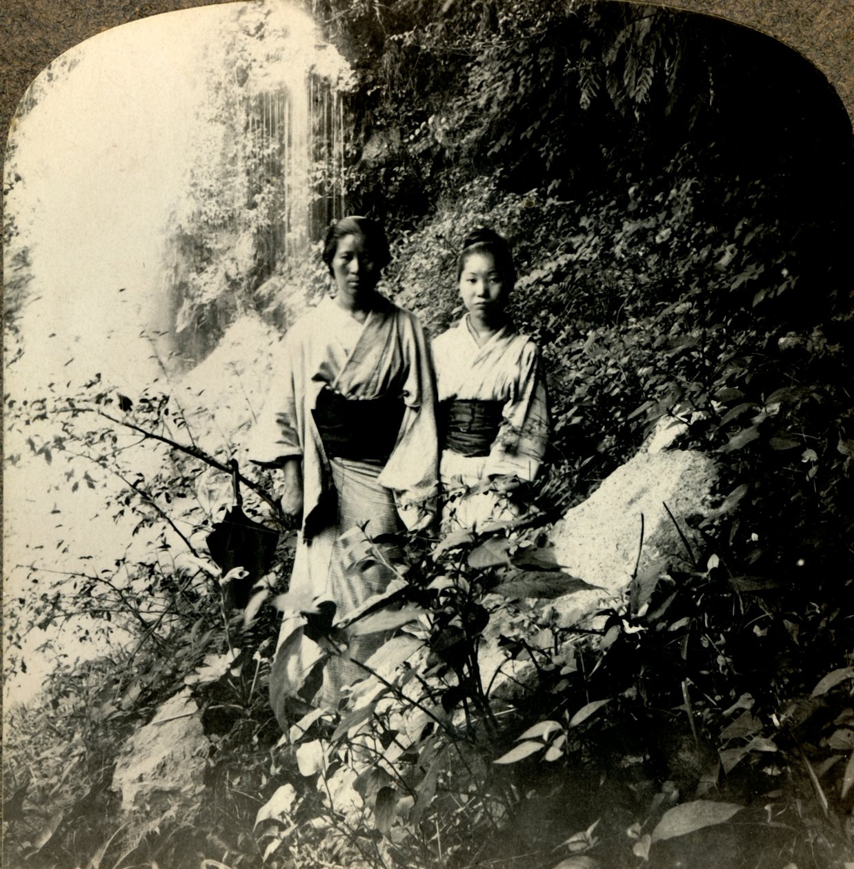 Fanciulle della Terra del Sol Levante, sotto le cascate di Kogijoku..., c1900 da Unbekannt