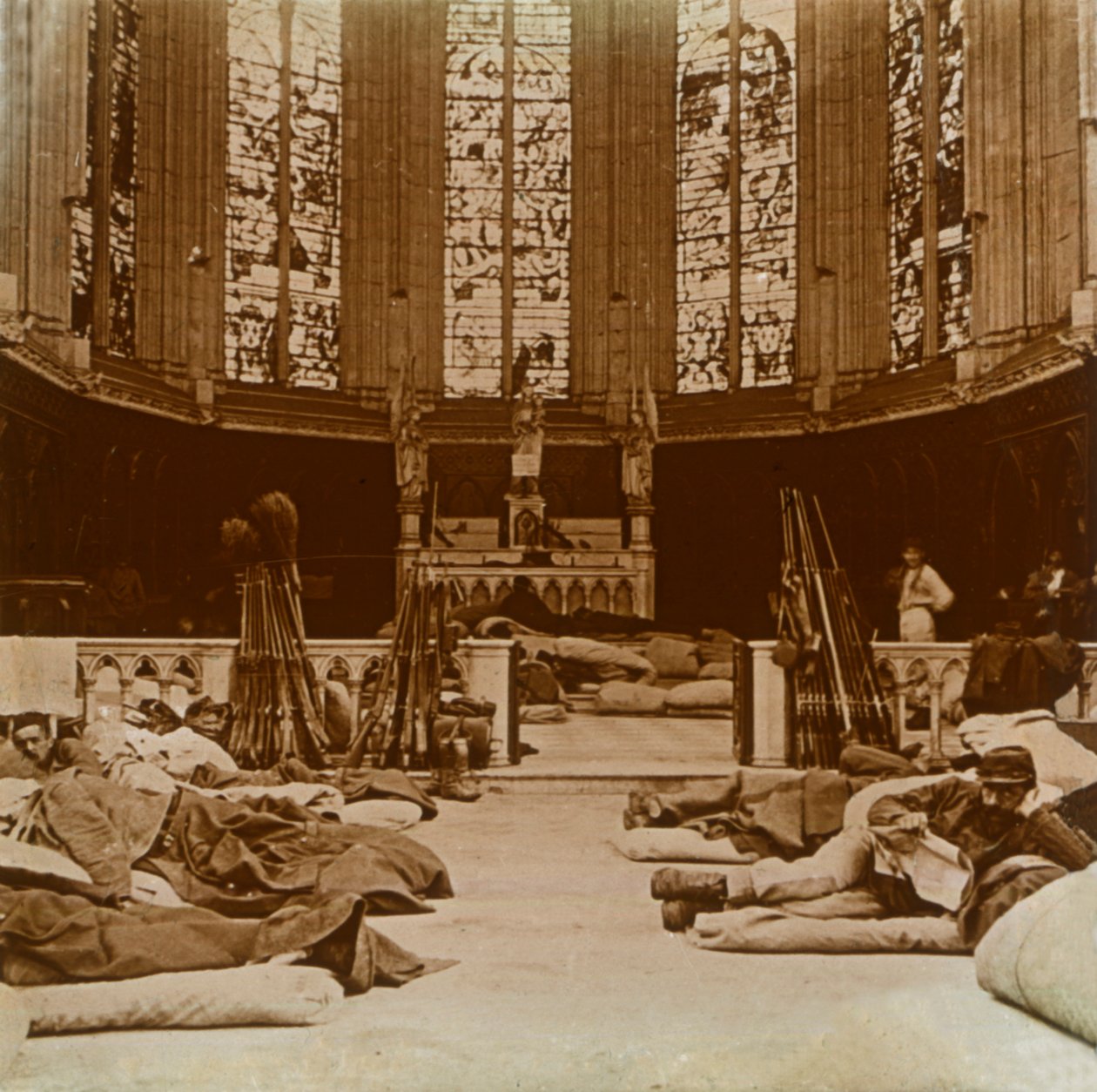 Baracche improvvisate in una chiesa, Marna, Francia settentrionale, 1914 da Unbekannt