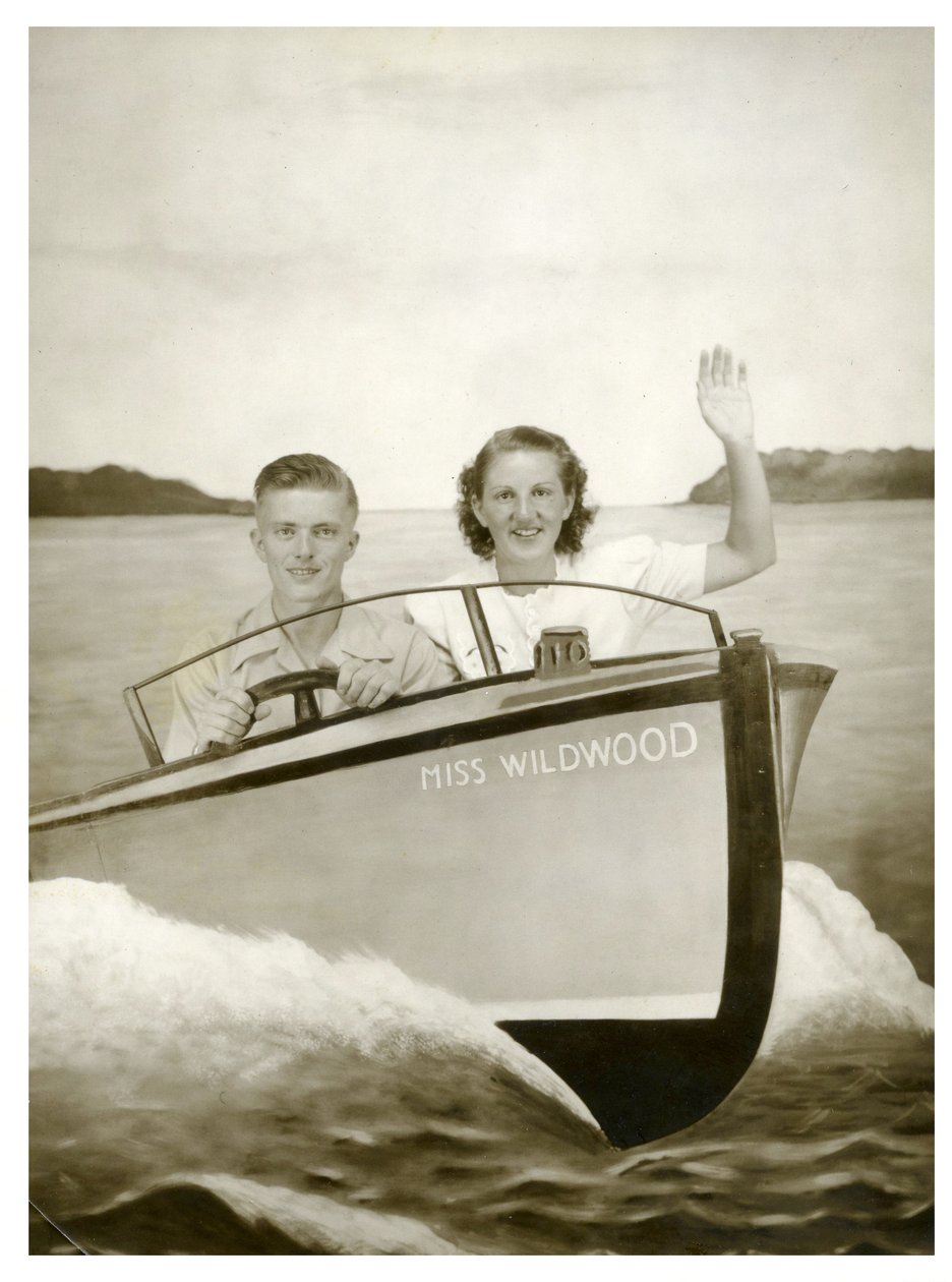 Uomo e donna in una barca chiamata "Miss Wildwood" c.1940 da Unbekannt