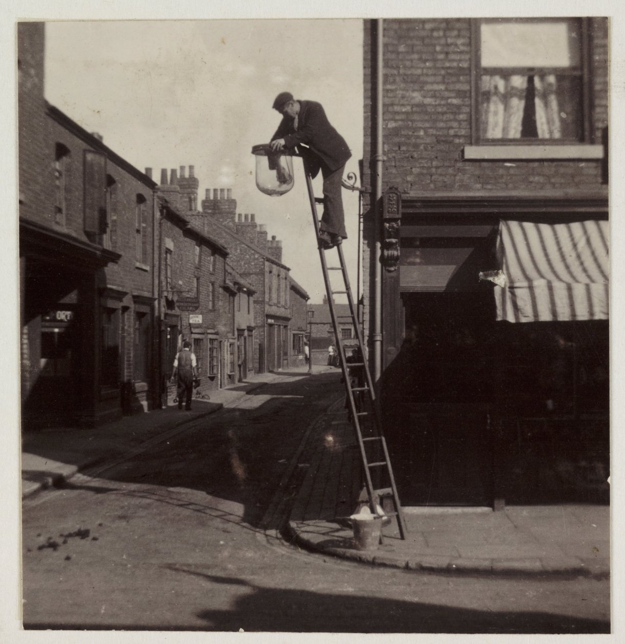 Uomo che pulisce un lampione a gas, circa 1905 da Unbekannt
