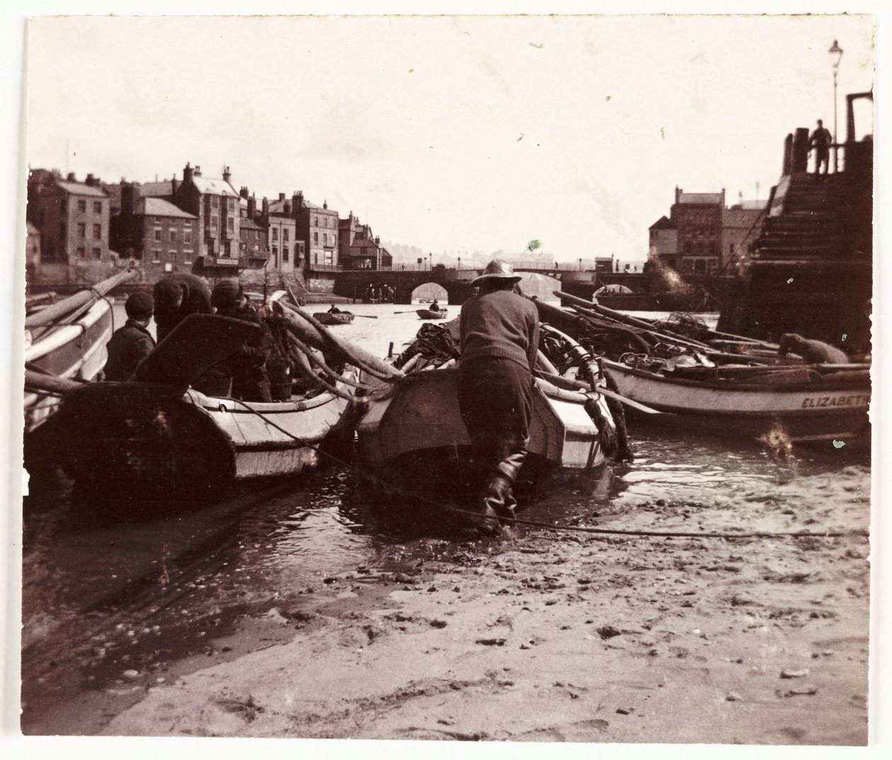 Uomo che lancia una barca da pesca, porto di Whitby, circa 1901 da Unbekannt