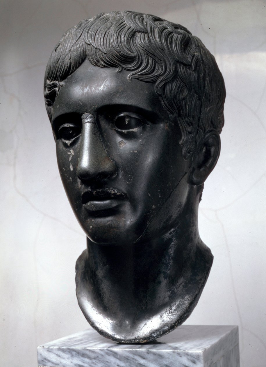 Testa di marmo del Doriforo copia romana dell