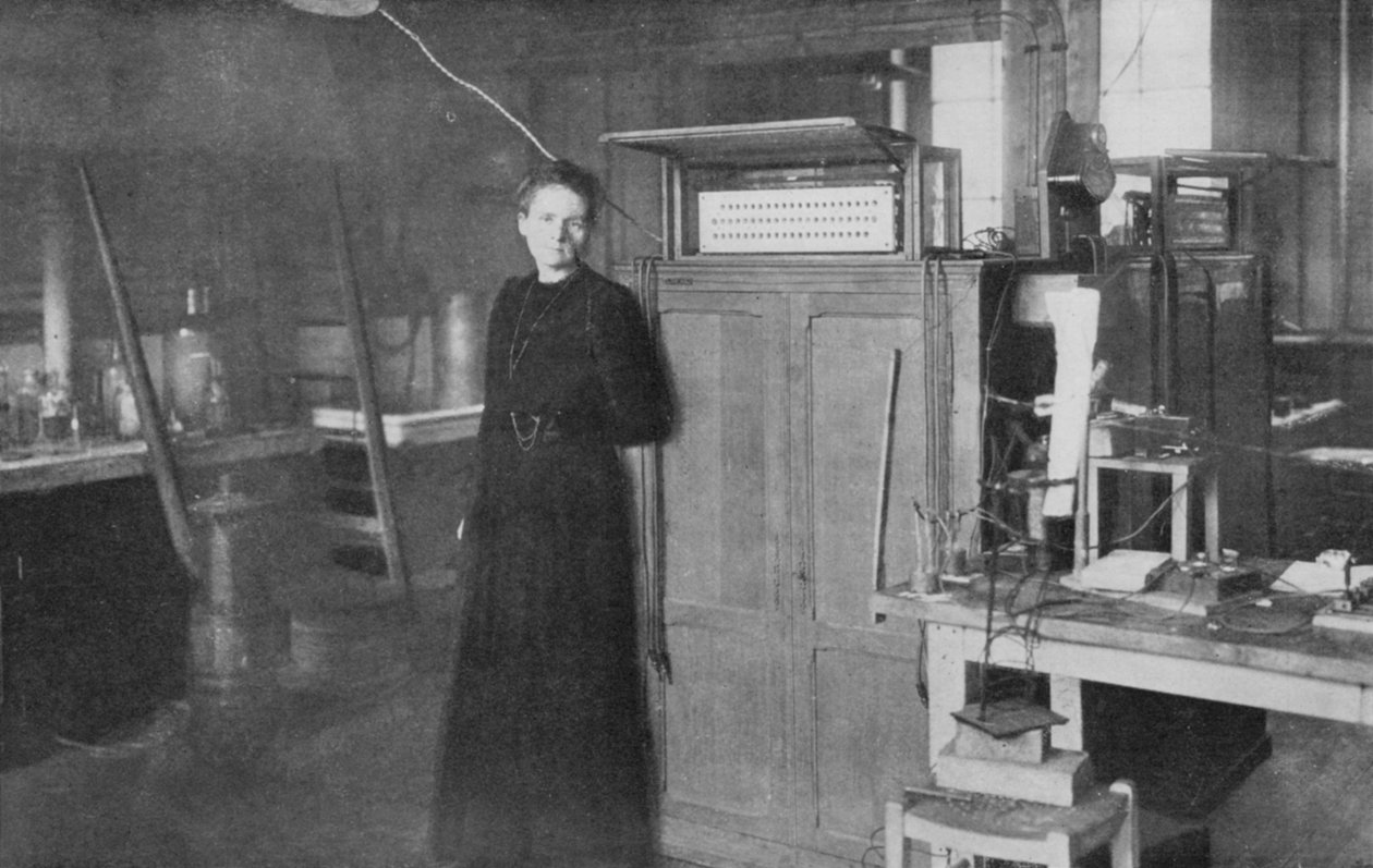 Marie Curie, fisica franco-polacca, nel suo laboratorio, 1912 da Unbekannt