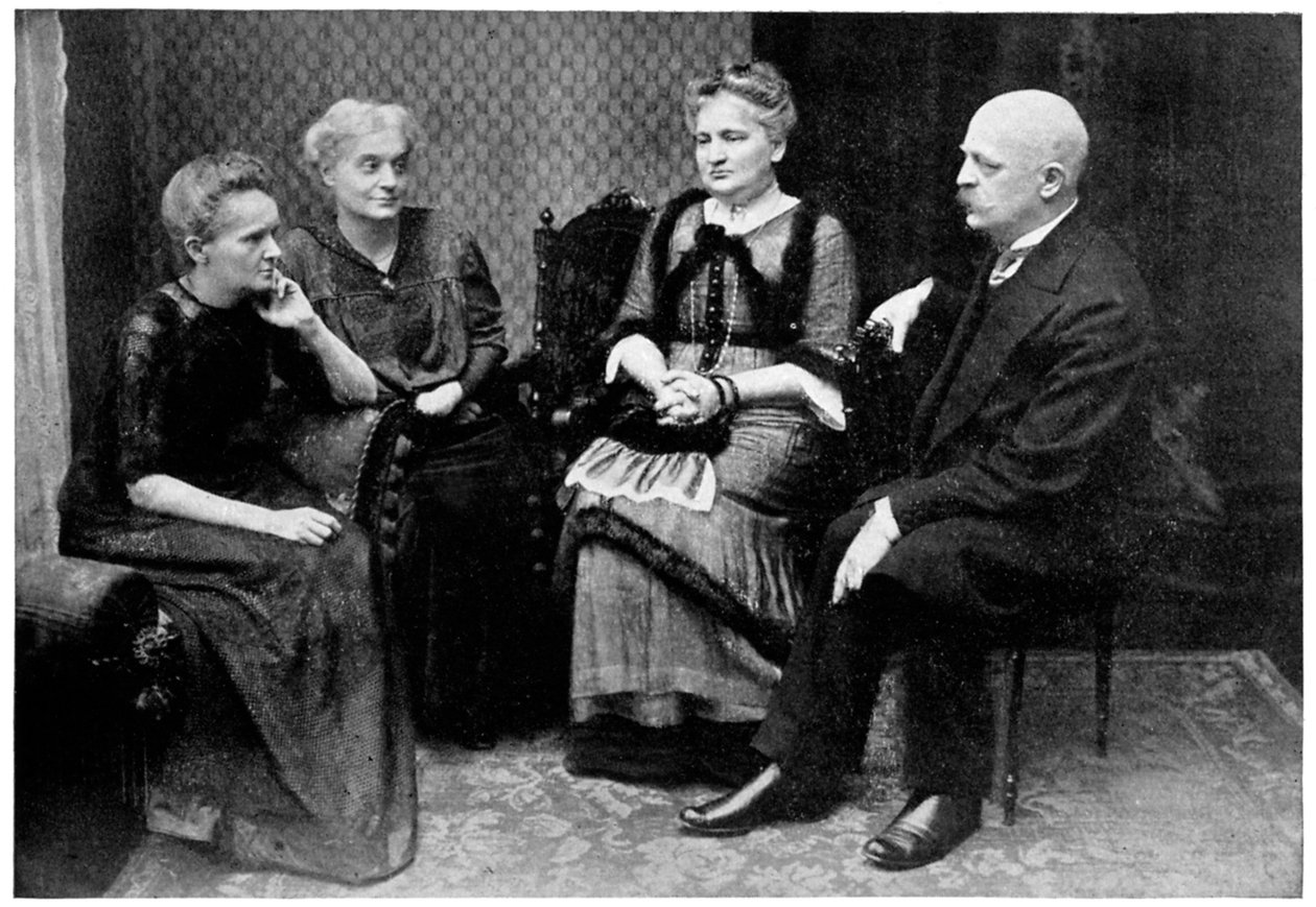 Marie Curie, fisica franco-polacca con membri della sua famiglia a Varsavia, Polonia da Unbekannt