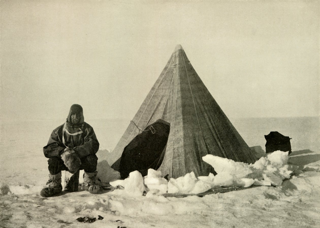 Marshall fuori da una tenda, al campo, circa 1908-1909 da Unbekannt