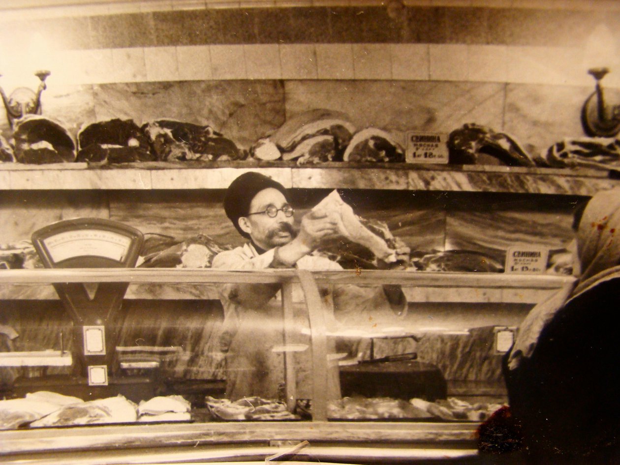 Banco della carne in un negozio di alimentari sovietico, URSS, anni 