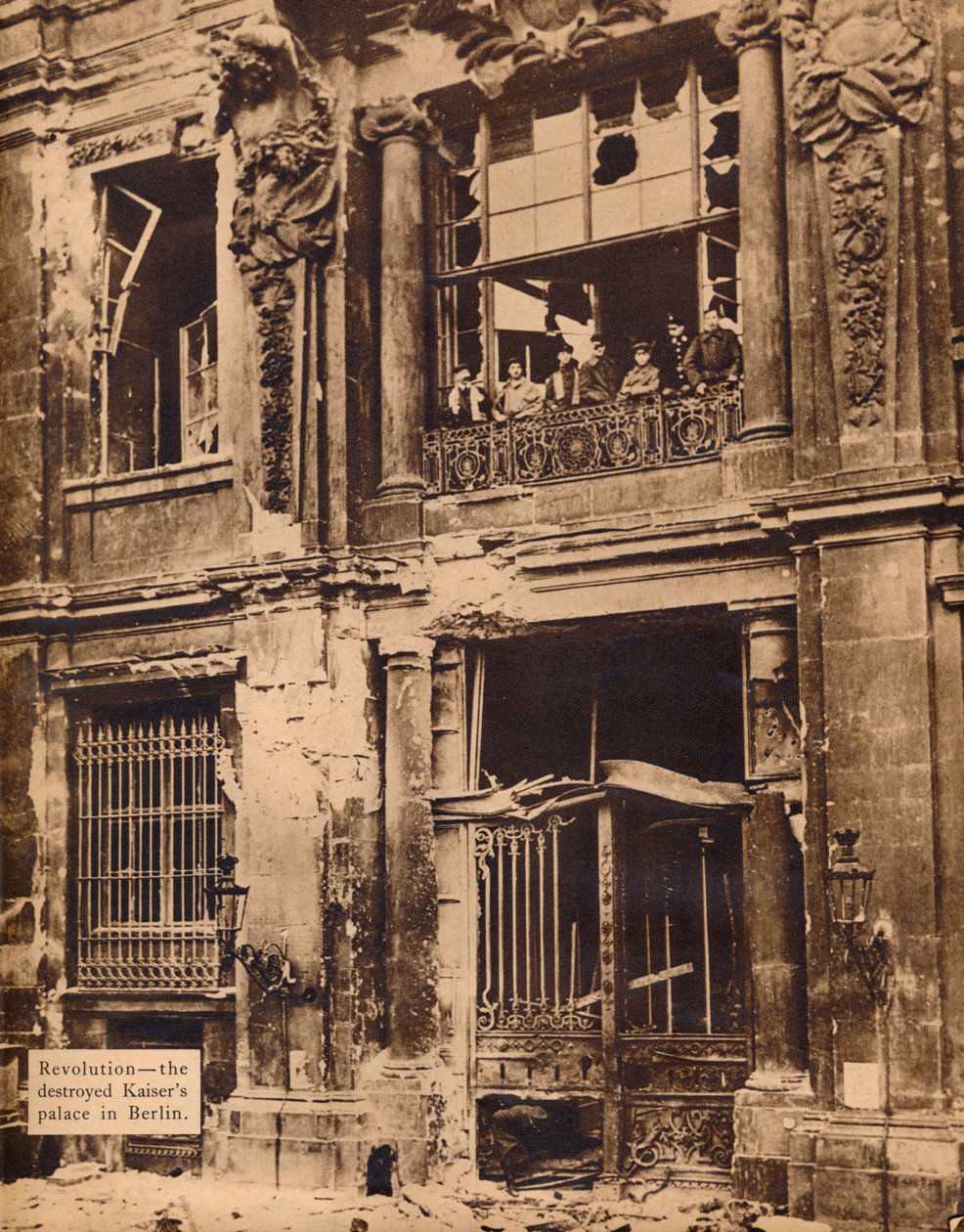 Membri della Divisione Marina del Popolo sul balcone del Palazzo della Città da Unbekannt