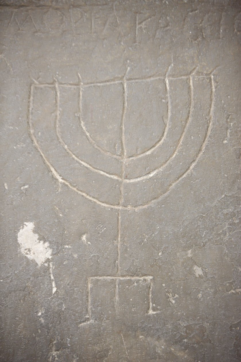 Menorah scolpita su una vecchia lapide, Budapest, Ungheria da Unbekannt