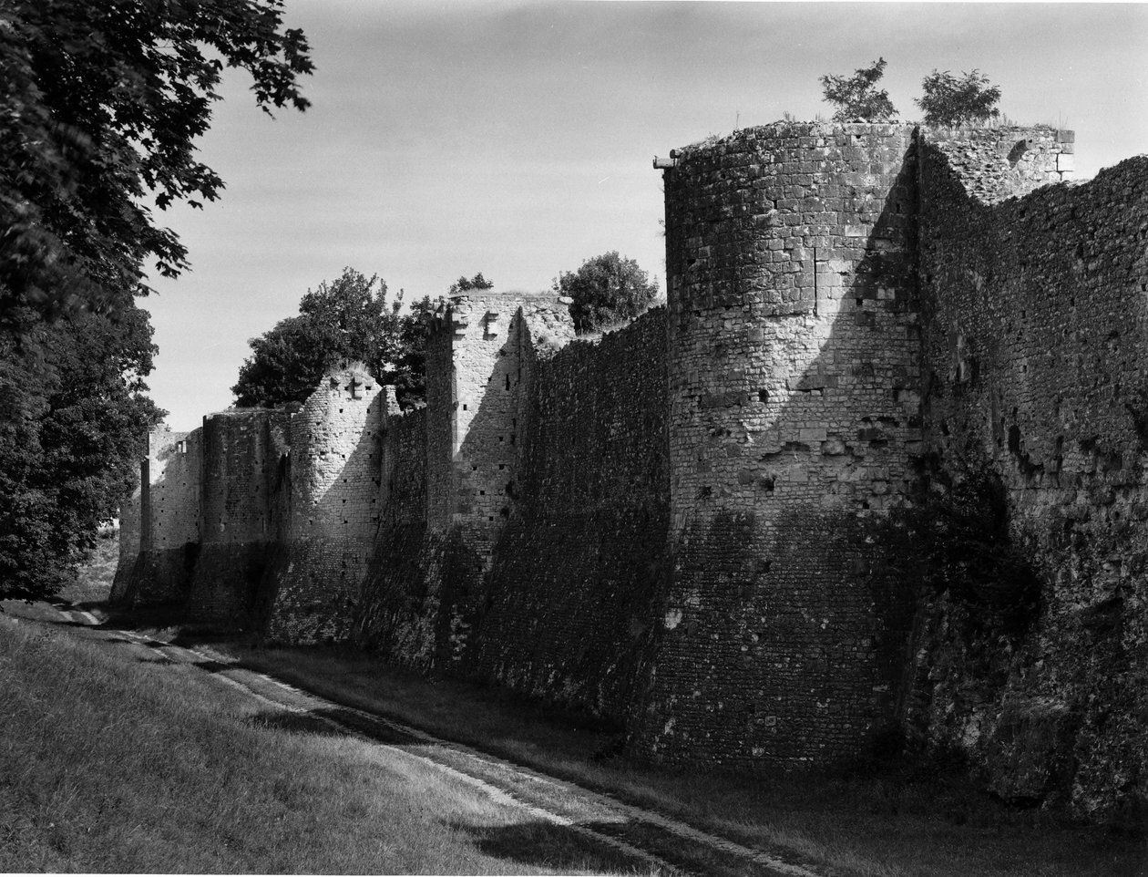 Architettura militare: le mura della città medievale di Provins (Senna e Marna) costruite tra l