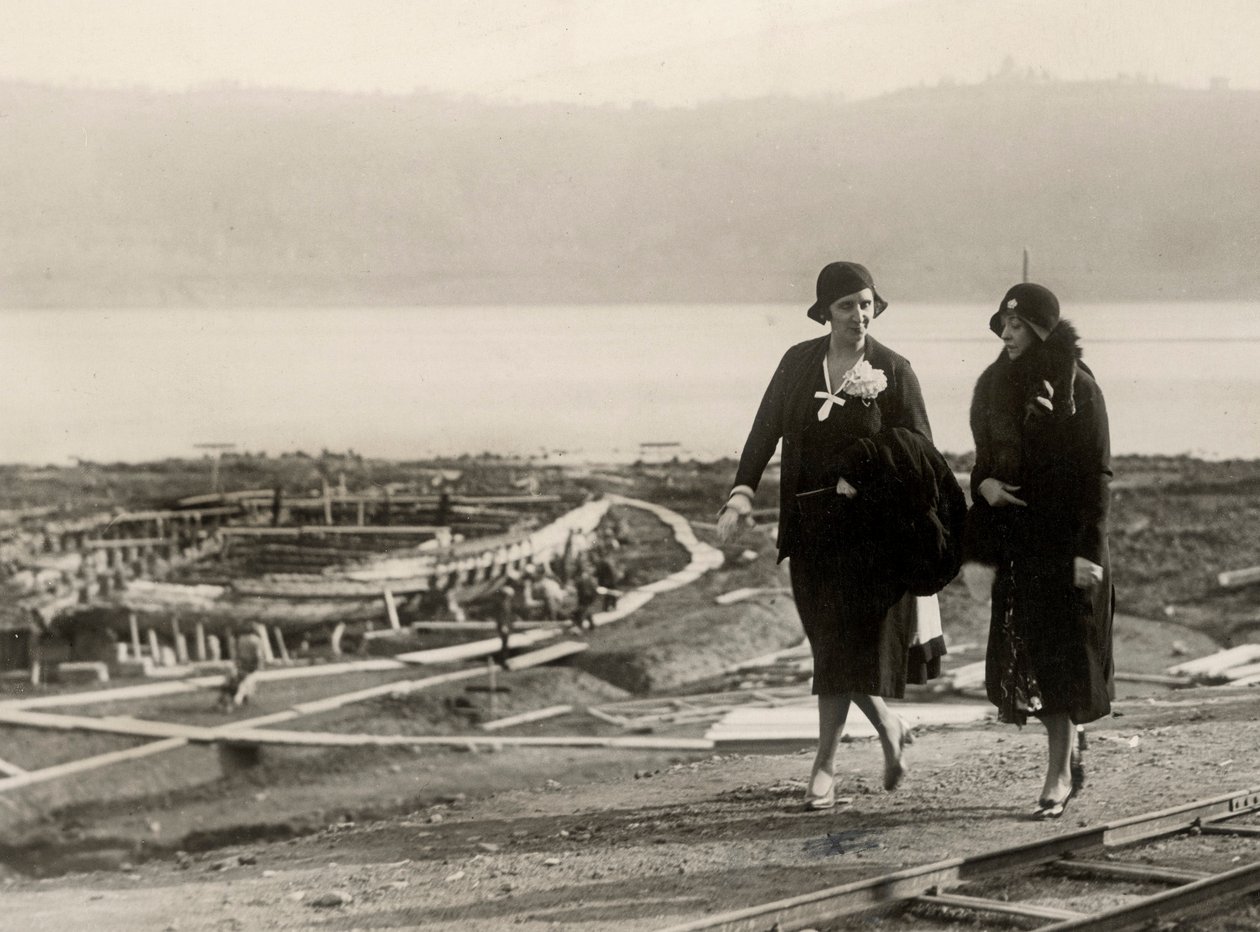 Millicent Veronica Willison, moglie di William Randolph Hearst, in visita ai lavori di recupero delle antiche navi romane dal Lago di Nemi, c.1930 da Unbekannt