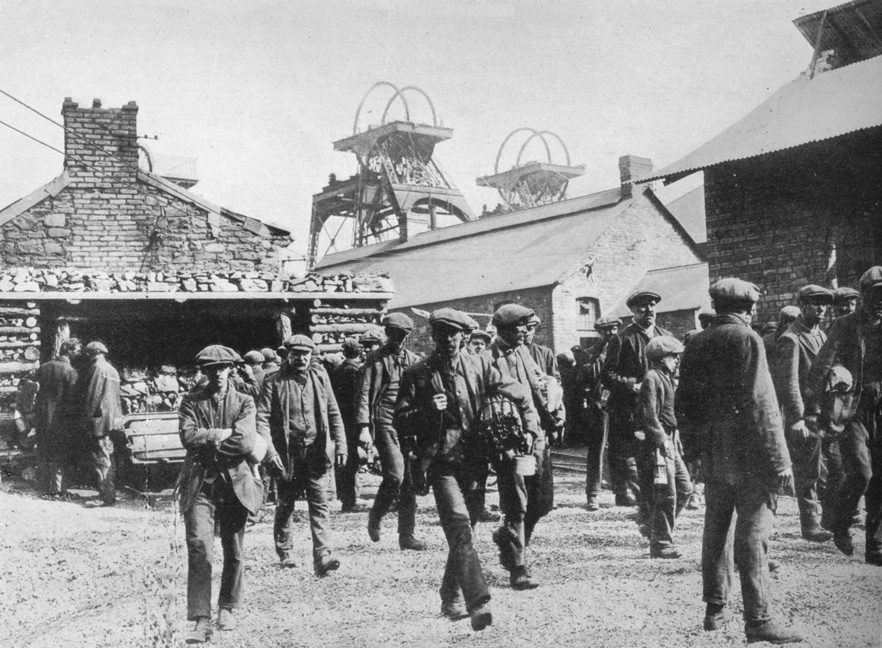 Minatori che lasciano la miniera dopo la scadenza dei loro avvisi di sciopero, 1915 da Unbekannt