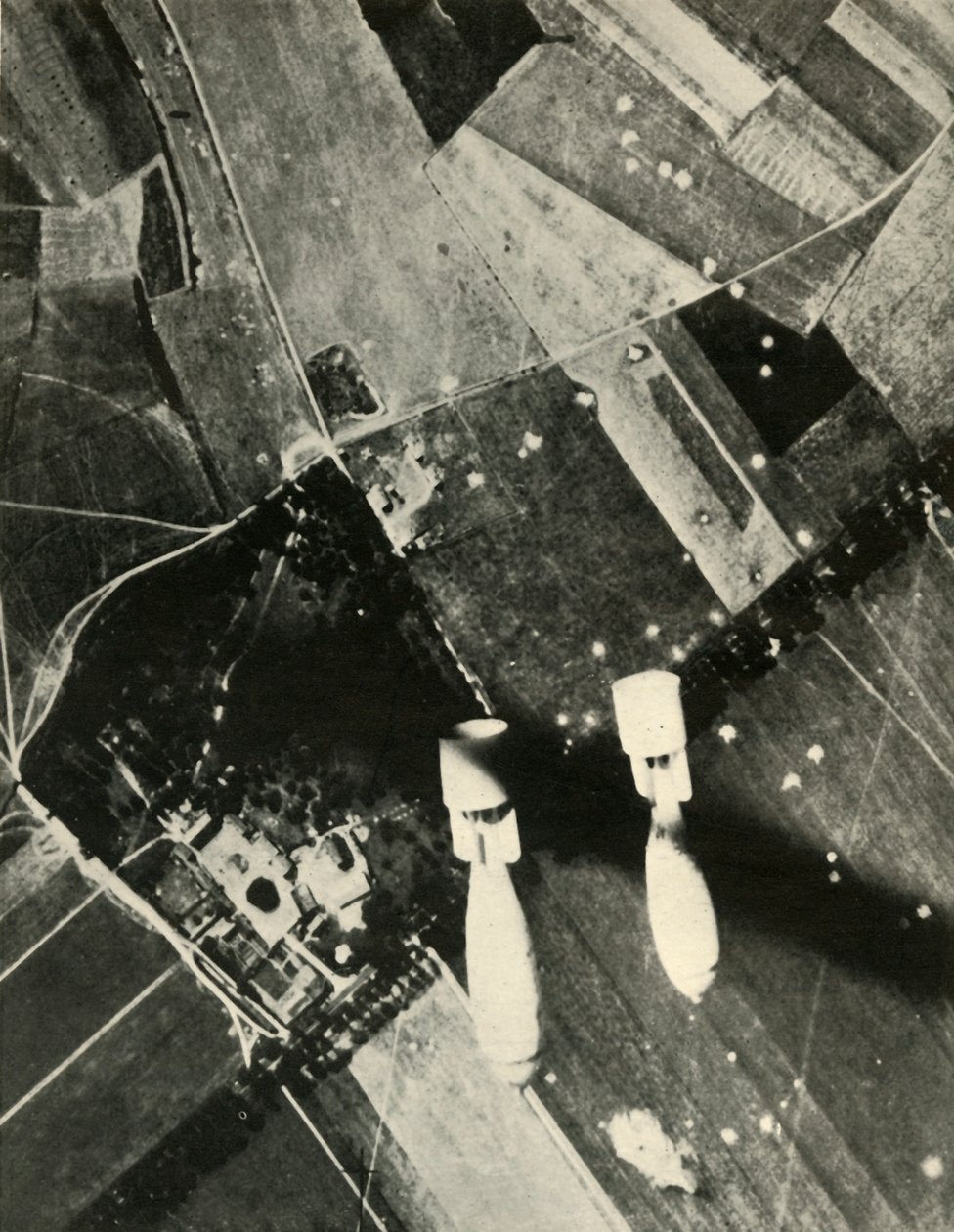 Altre bombe britanniche su un aeroporto nemico, 1939-1940, 1941 da Unbekannt