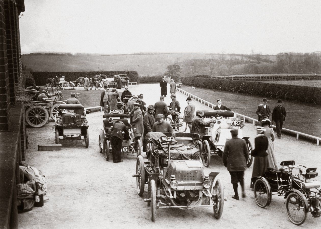 Automobili parcheggiate fuori da una casa di campagna durante la prova di 1000 miglia da Unbekannt