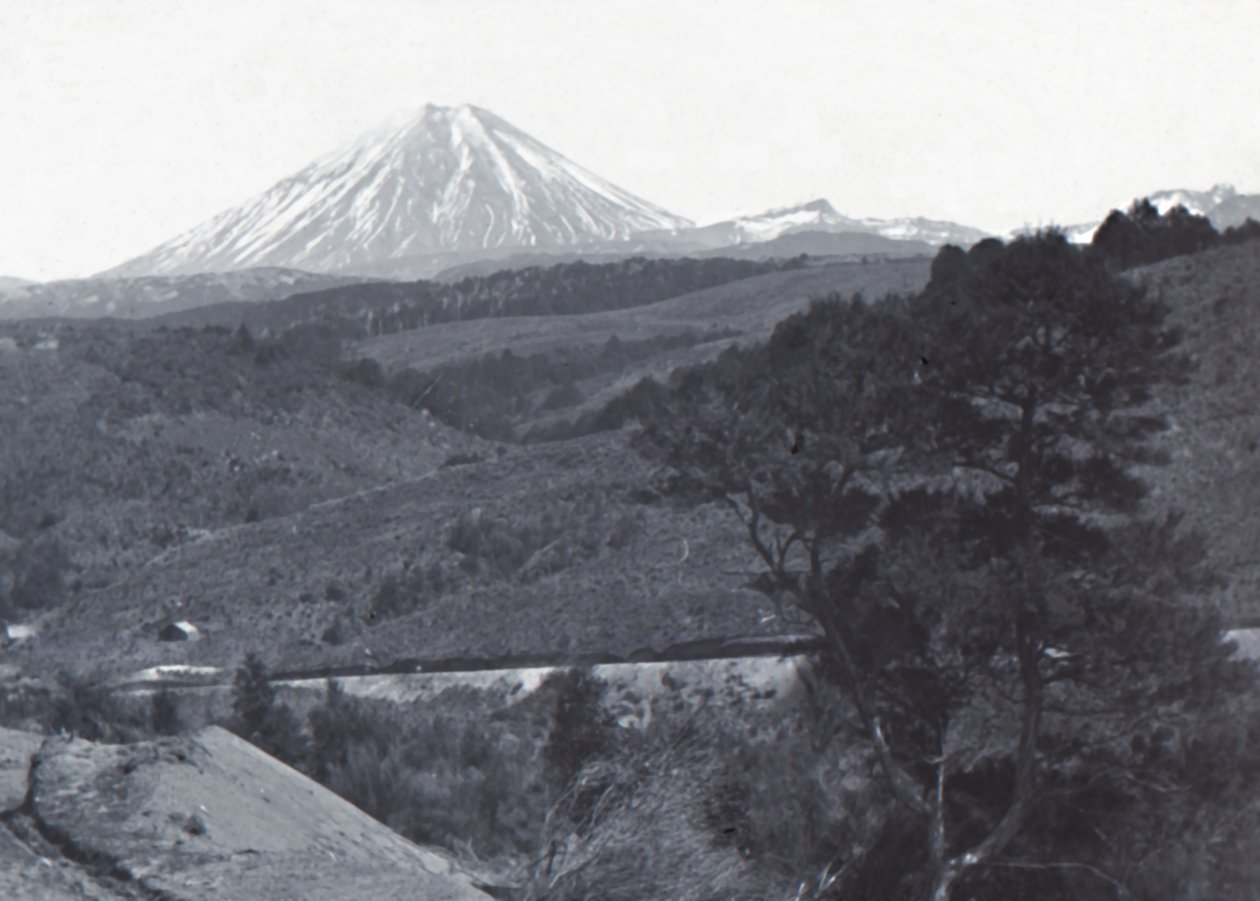Monte Ngauruhoe, fine XIX-inizio XX secolo da Unbekannt
