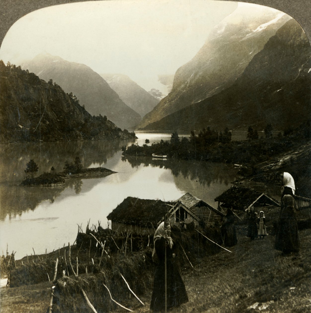 Lago Loen circondato da montagne - incomparabile in bellezza e grandiosità - dalla fattoria Seten, Norvegia, c1905 da Unbekannt