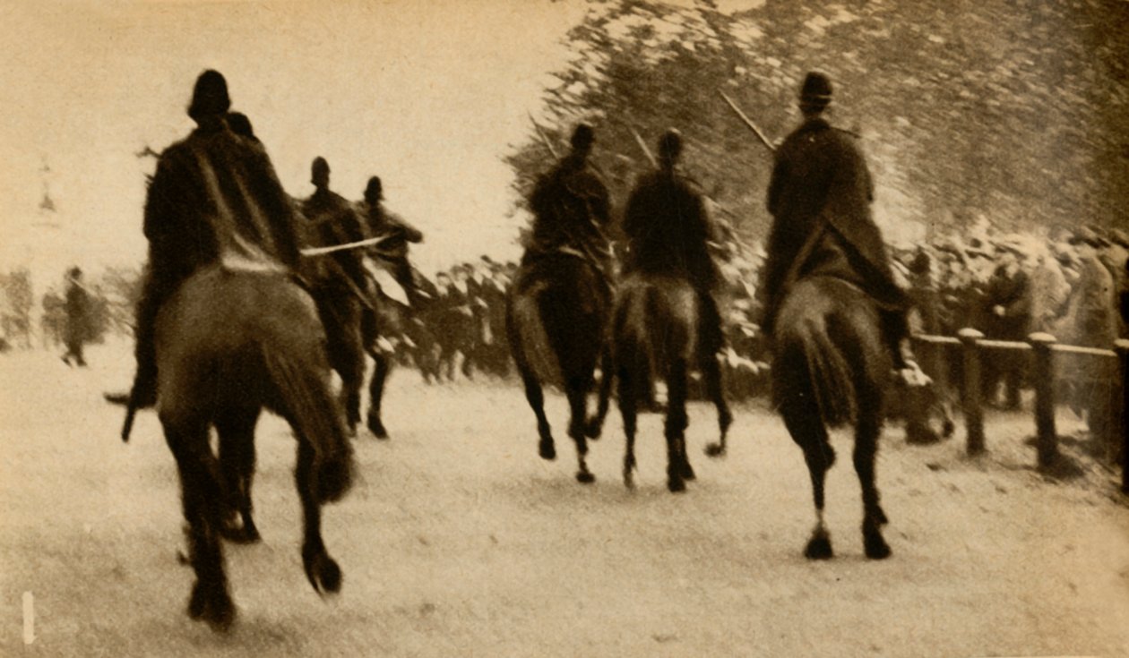 Polizia a cavallo che carica i manifestanti, proteste contro il Means Test, Hyde Park, Londra da Unbekannt