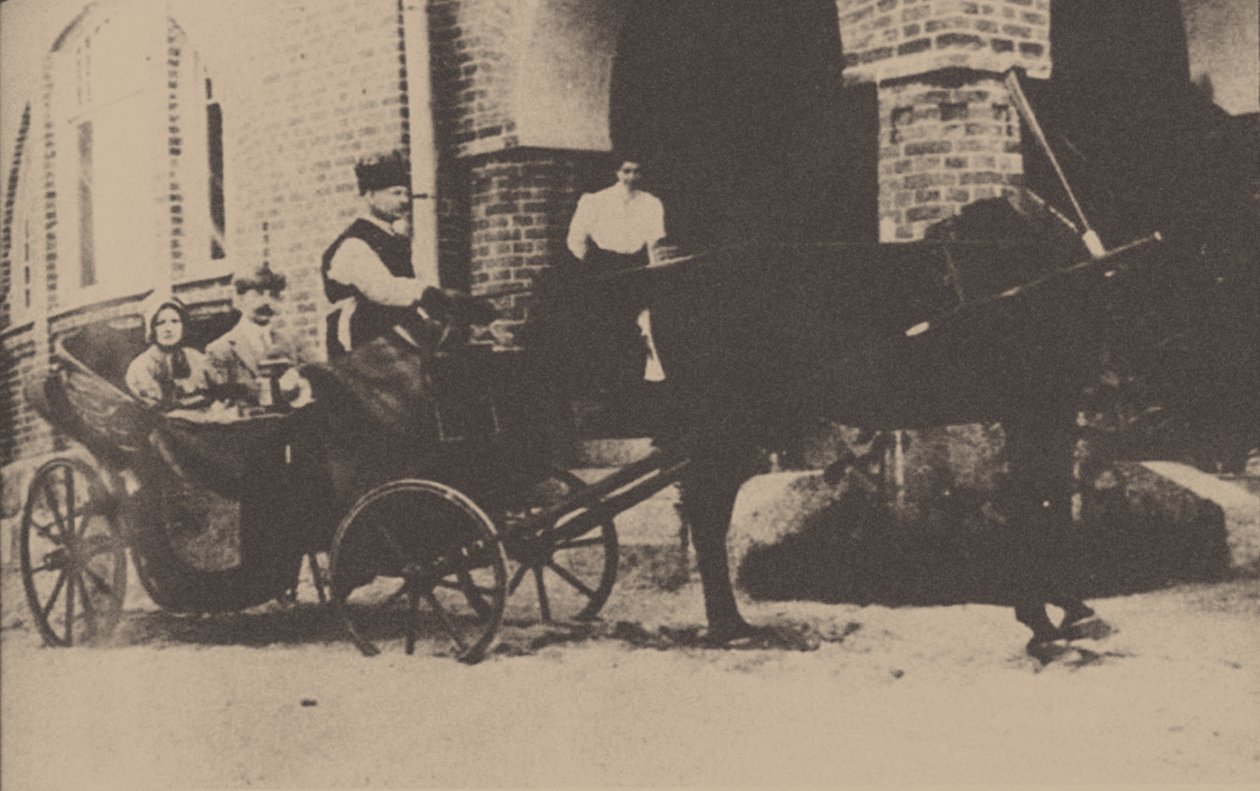 Moura Budberg con il suo primo marito von Benckendorf in una carrozza nella loro tenuta estone, 1912 da Unbekannt