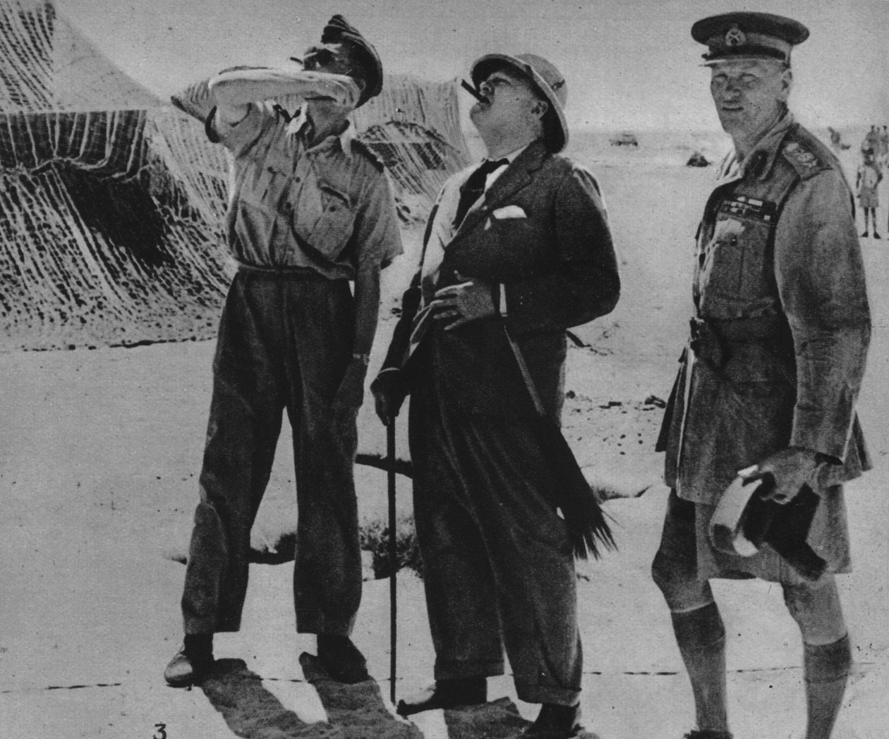 Il signor Churchill con Sir A. Tedder e il Gen. Auchinleck, 1942 da Unbekannt