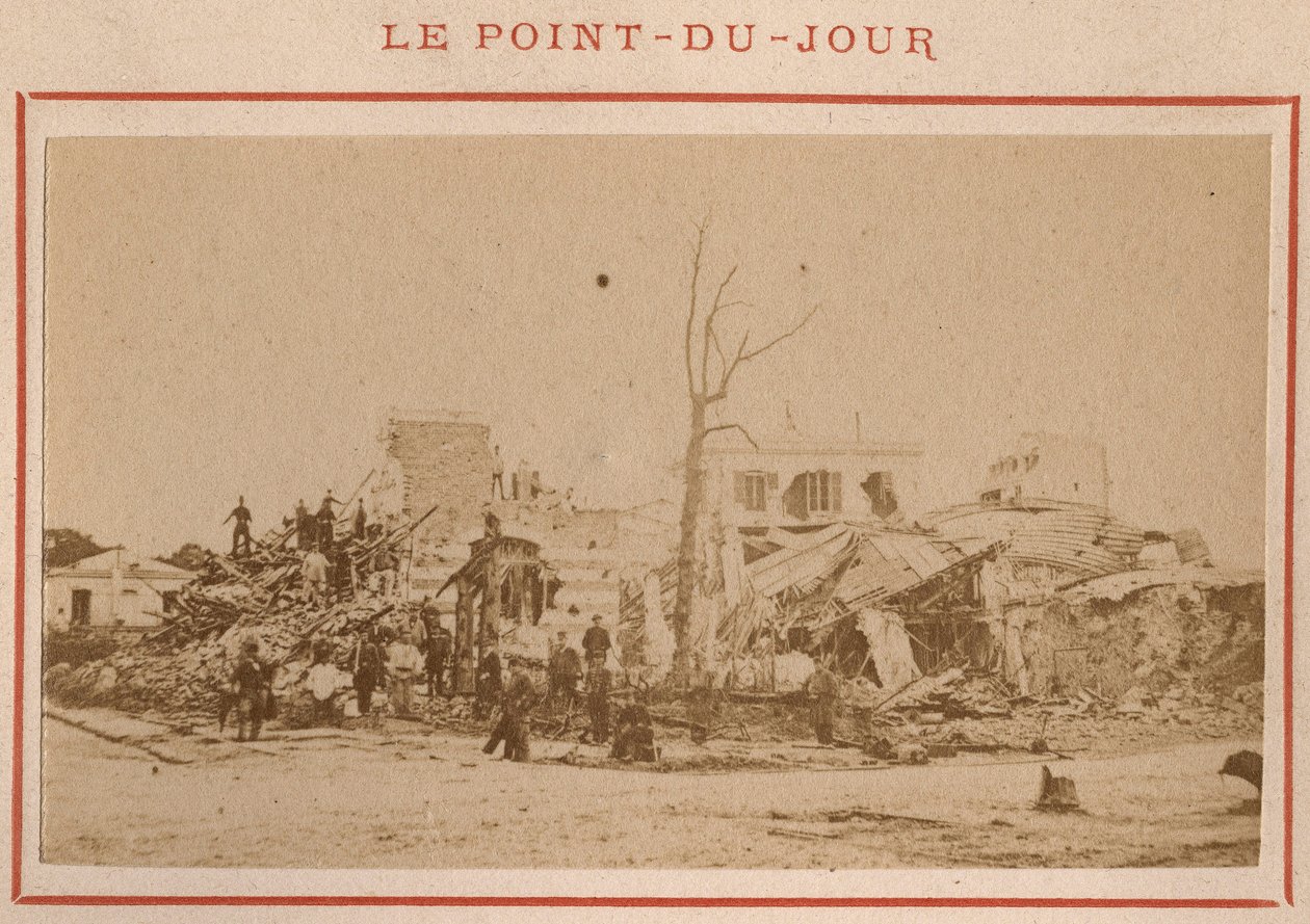 Comune di Parigi (1871): vista delle rovine nel quartiere Point-du-Jour a Parigi nel maggio 1871. Fotografia di Pierre Pepetit da Unbekannt