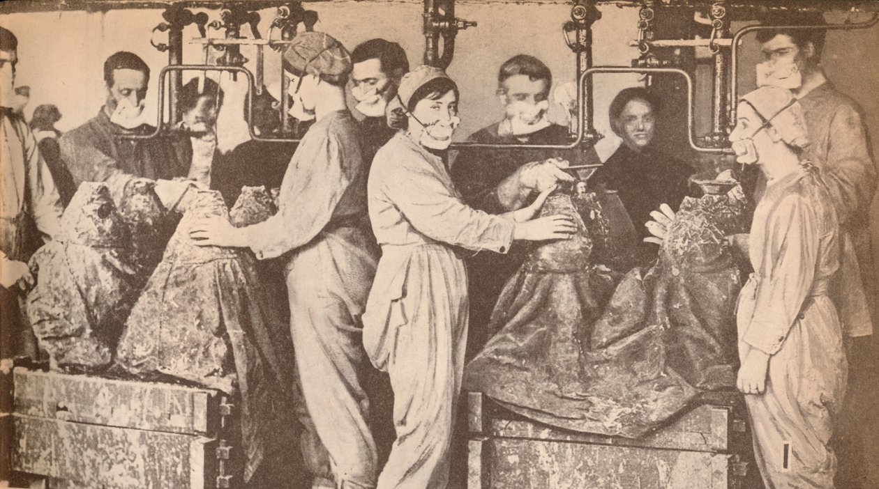 Operai di munizioni che indossano respiratori mentre riempiono proiettili con trinitrotoluene T.N.T., c1916 da Unbekannt