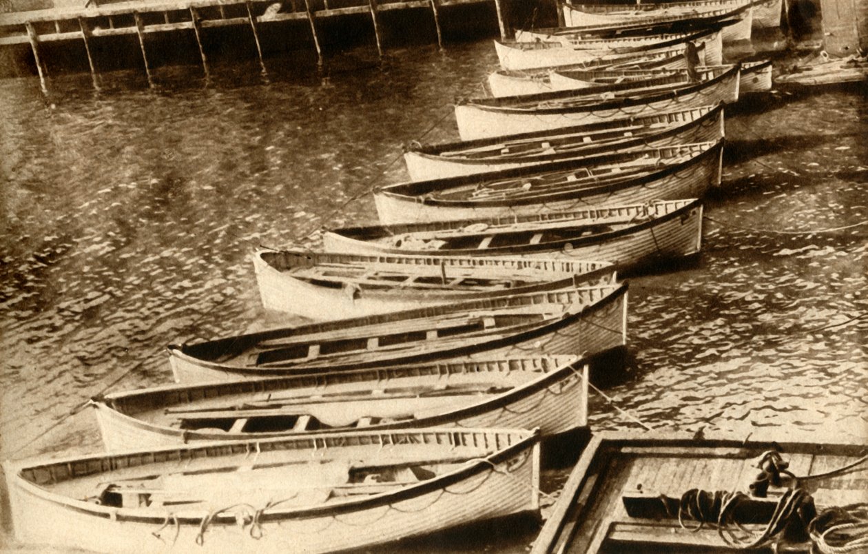 Mute Evidence of Tragedy: All That Was Left of the Greatest Ship in the World, 1912, 1933 da Unbekannt