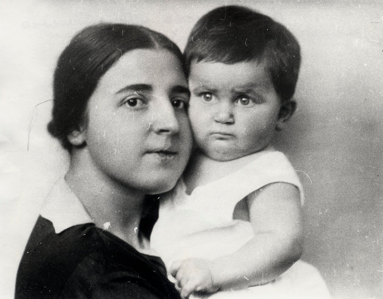 Nadezhda Alliluyeva, seconda moglie di Josef Stalin, e la loro figlia Svetlana Alliluyeva, 1927 da Unbekannt