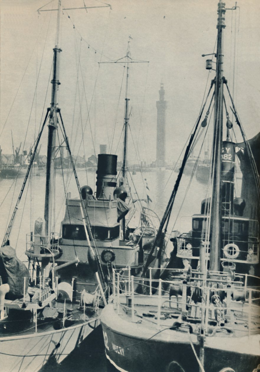 Peschereccio navale, HMS Liffy accanto a un peschereccio di Grimsby nei Docks di Grimsby, 1937 da Unbekannt